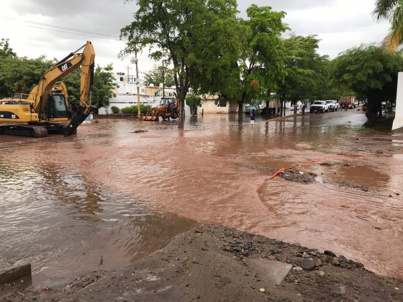 Por segunda ocasión, lluvia inunda obra Pluvial