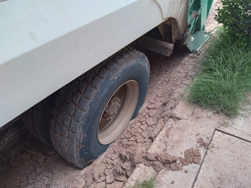 Por segunda ocasión se atasca camión de la basura