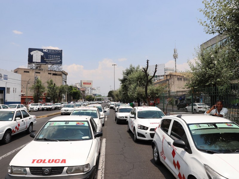 Por segunda ocasión taxistas bloquean Paseo Tollocan ante irregularidades