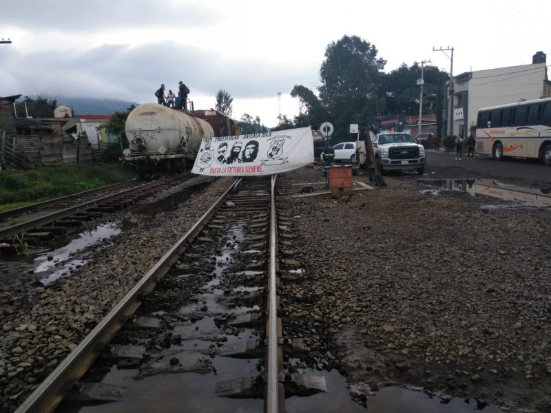 Por segunda semana consecutiva, vías del tren bloqueadas