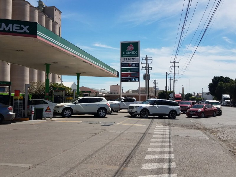 Por segundo día consecutivo baja la gasolina