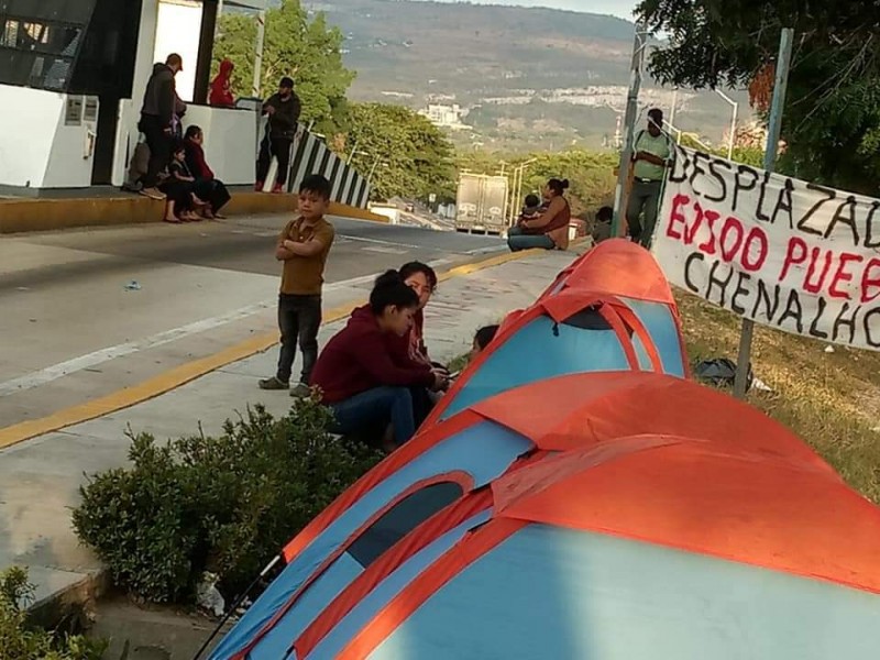 Por segundo día desplazados permecen en plantón