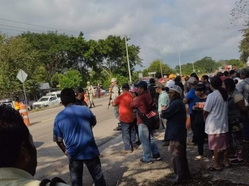 Por segundo día mantienen activo bloqueo carretero en Matías Romero