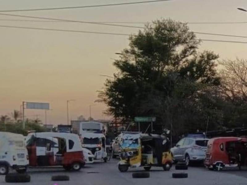 Por segundo día mototaxistas bloquean en Juchitán