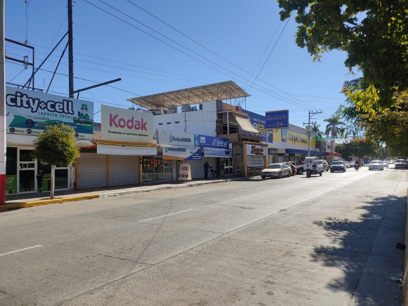 Por seguridad comercios bajan cortinas tras ola de inseguridad