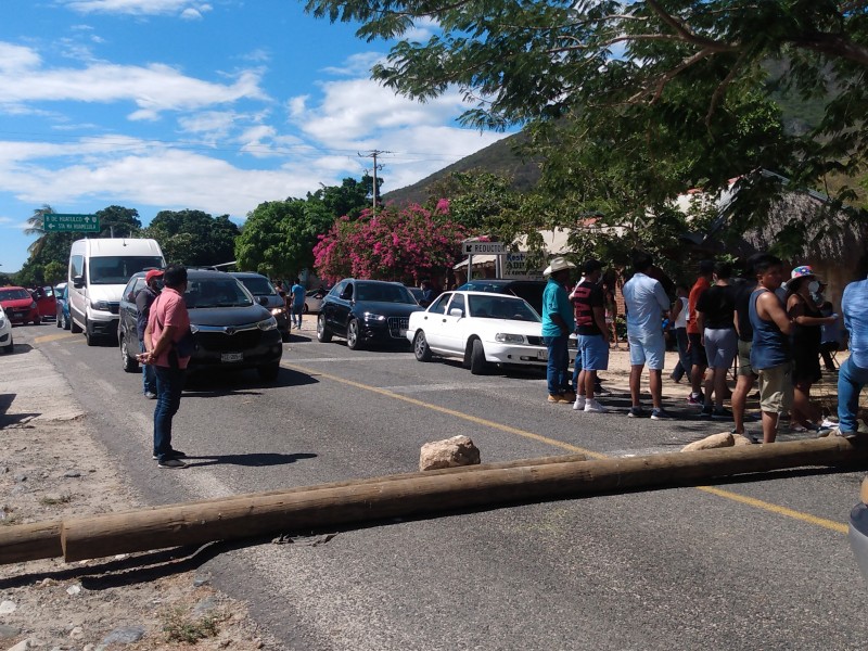 Por señalamientos de corrupción bloquean carretera en Santa María Huamelula