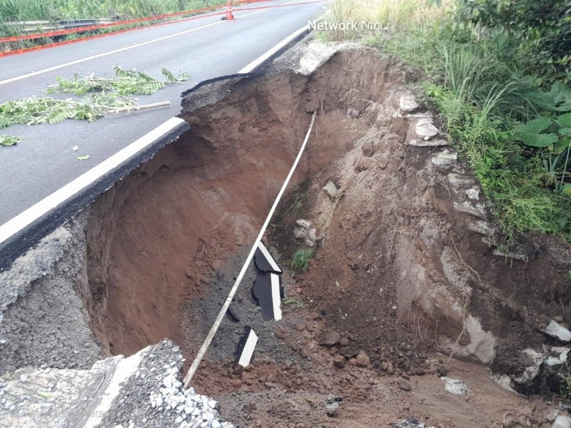 Por socavón, cierran carretera Martínez de la Torre-Tlapacoyan
