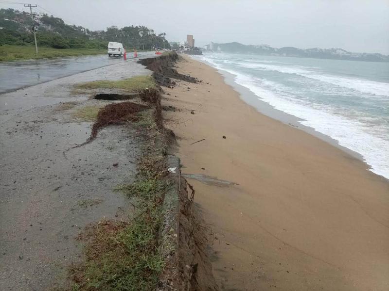 Por socavones, piden evitar transitar por malecón Miramar-Peñitas de Manzanillo