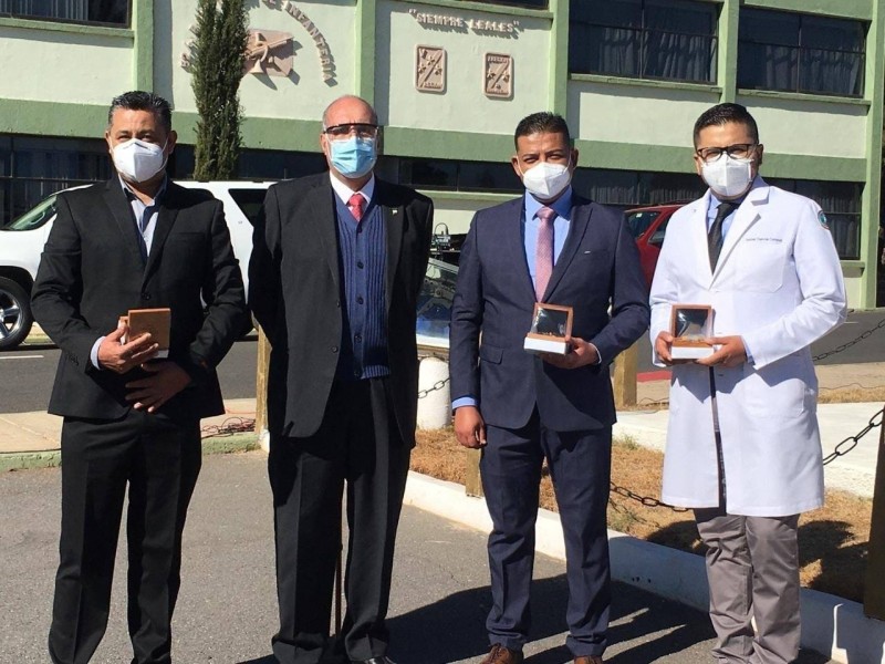 Por su ardua labor durante la pandemia médicos reciben condecoraciones