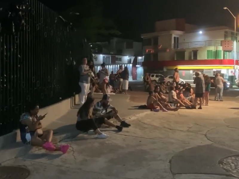 Por temor, turistas pernoctan afuera de hoteles en Acapulco