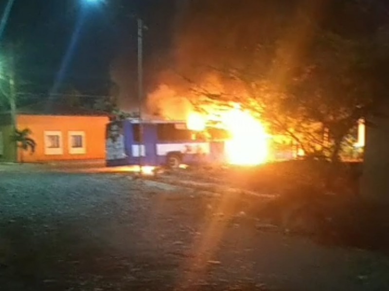 Por tercera noche consecutiva queman camión urbano en la capital