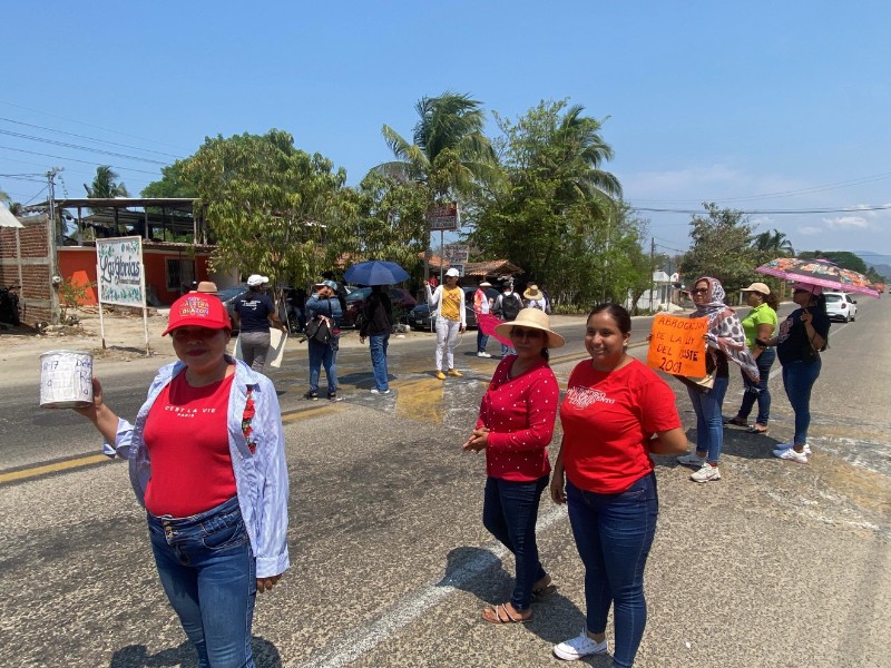 Por tercera ocasión CETEG bloquea intermitentemente carretera Acapulco-Zihuatanejo