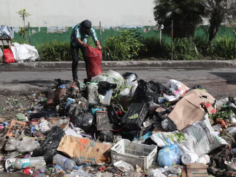 Por tirar basura han detenido a 12 personas