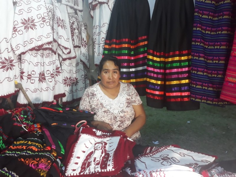 Por tradición, borda traje típico de Colima