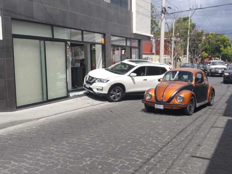 Por un descuido camioneta se mete a clínica
