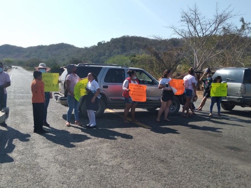 Por una hora, padres bloquean carretera Zihuatanejo-Lázaro Cárdenas; exigen maestro