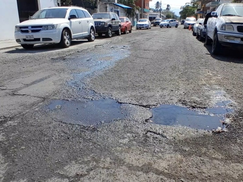 Por varias semanas se desperdicia agua en calle Jiménez