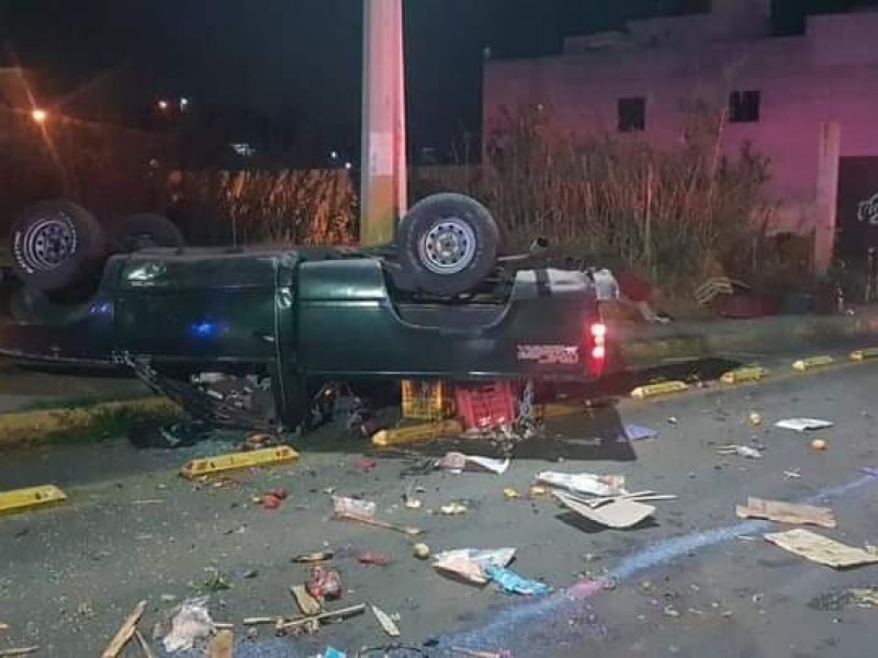 Por viajar a exceso de velocidad, vuelca camioneta en Atlixco