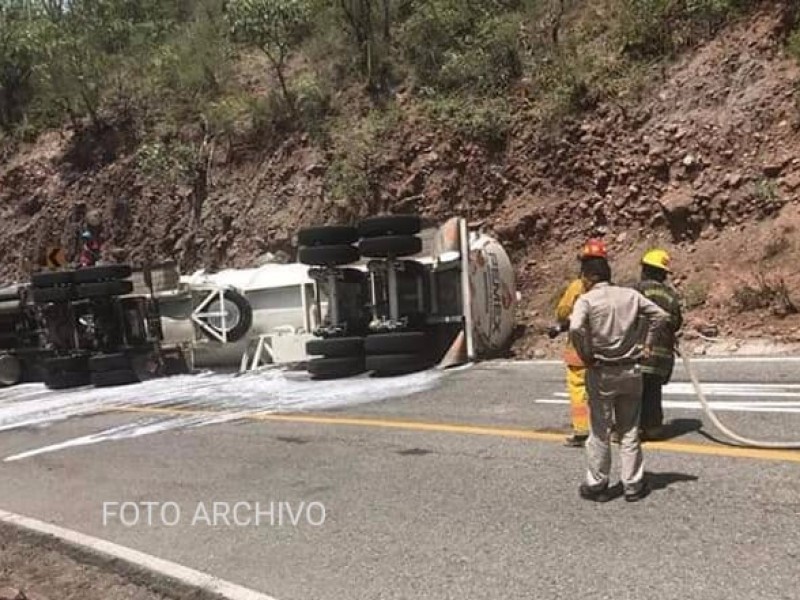 Por volcadura pipa de PEMEX cierran carretera Oaxaca-Istmo