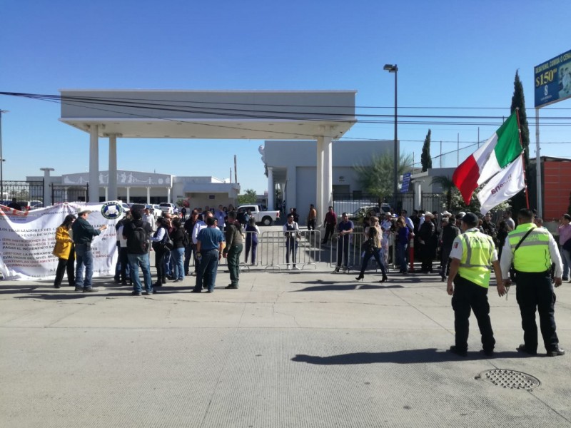 Porras y protestas reciben a AMLO en Hermosillo