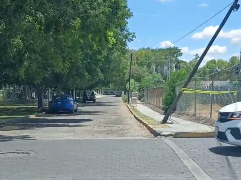Poste a punto de caer en el Paseo Hidalgo
