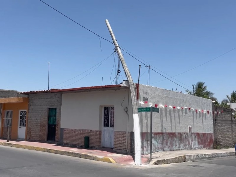 Poste a punto de caer en Xalisco, CFE no atiende