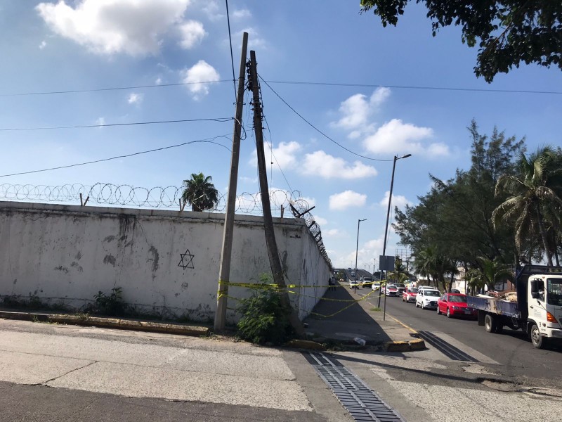 Poste a punto de colapsar en avenida Allende en Veracruz