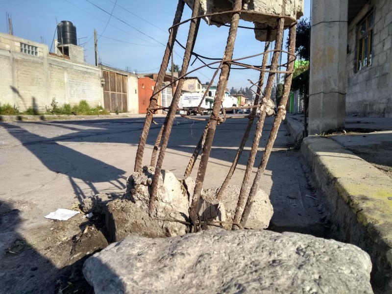 Poste al borde del colapso en Toluca