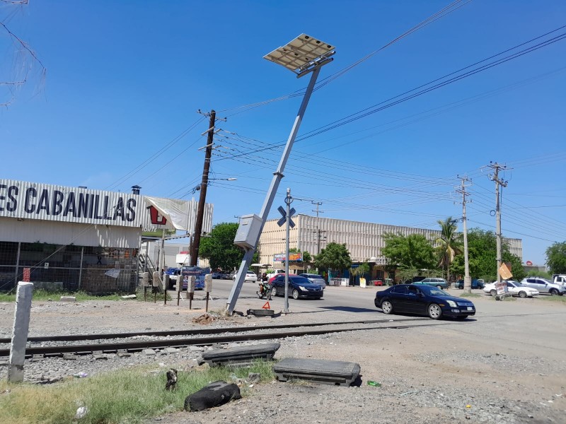 Poste amenaza con caer, solo sostenido por cables de luz