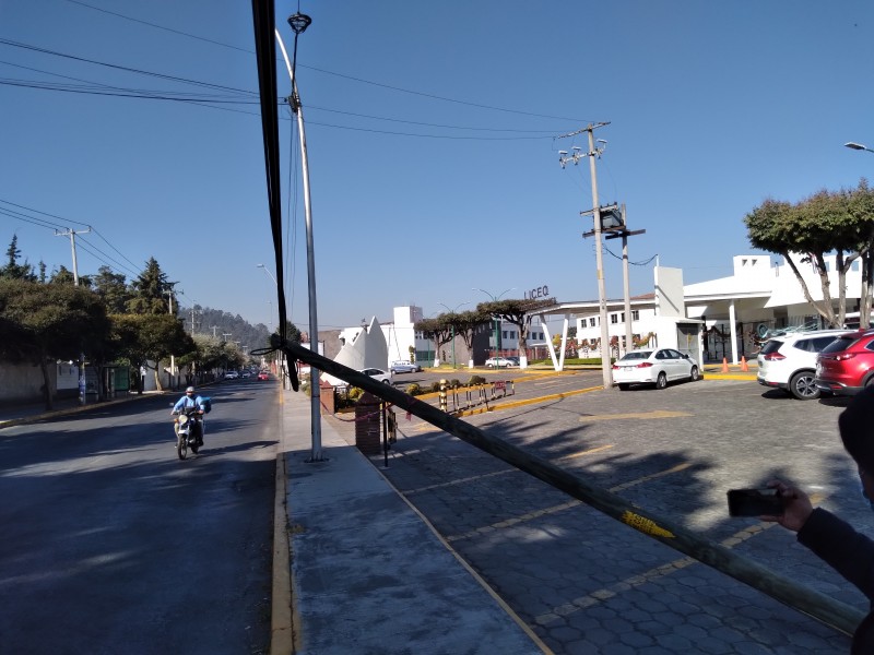 Poste caído afecta a vecinos de Metepec