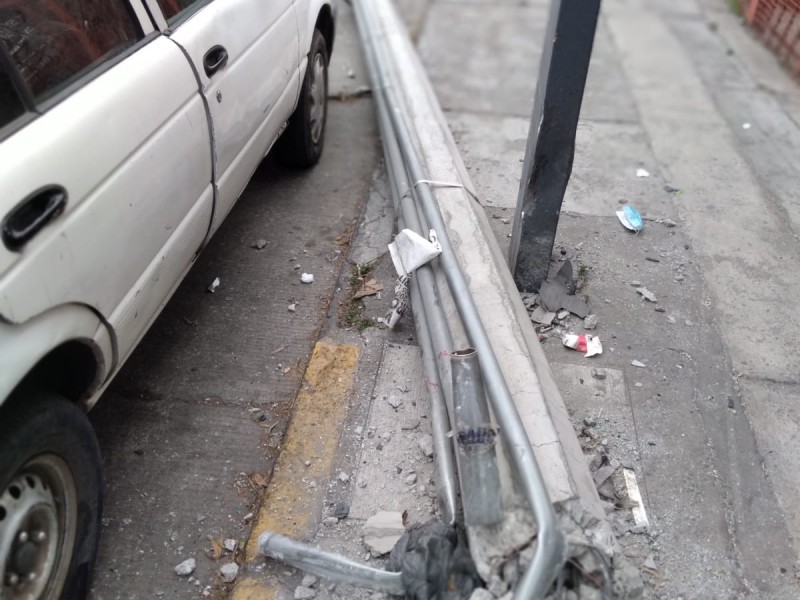 Poste caído afecta a vecinos en Paseo Tollocan