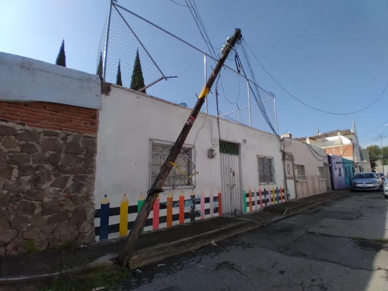 Poste colapsado causa preocupación en colonia Álvaro Obregón