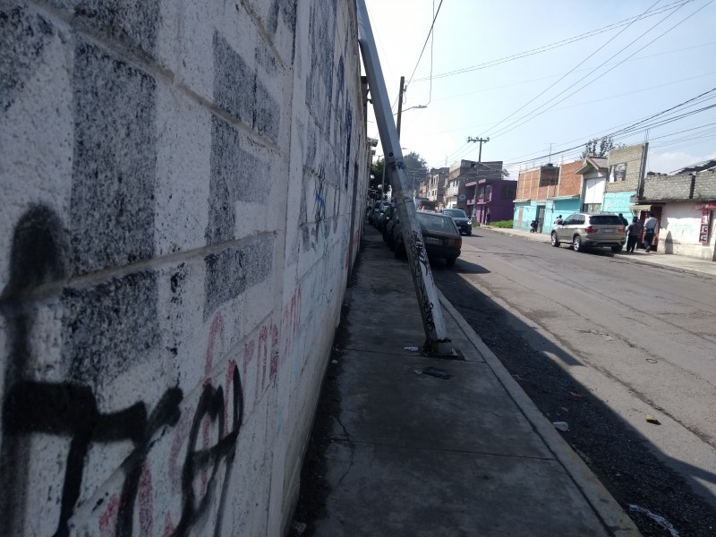 Poste colapsado e irregularidades de tránsito en Toluca