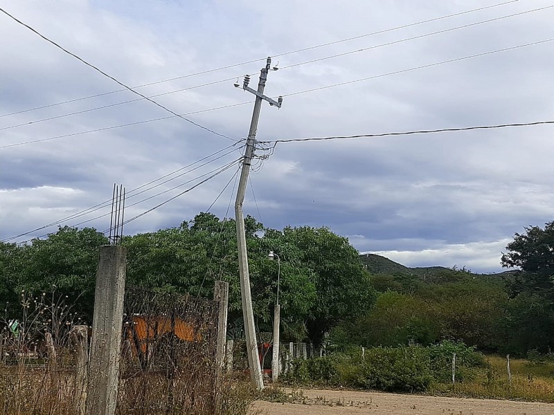 Poste colapsado en la Colonia Hacienda, un riesgo para vecinos