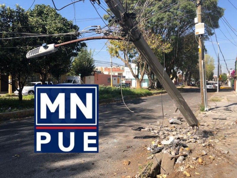 Poste colgando de cables tras accidente vial