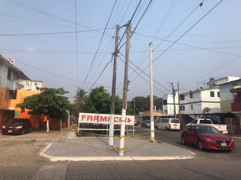 Poste de CFE a punto de colapsar en Médano Buenavista