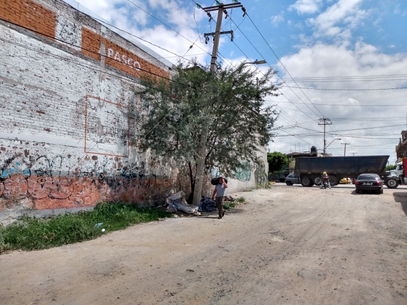 Poste de luz causa peligro en San Marcos