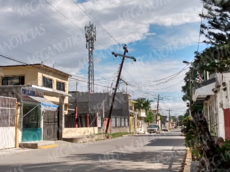 Poste de luz en condiciones deplorables preocupa a vecinos