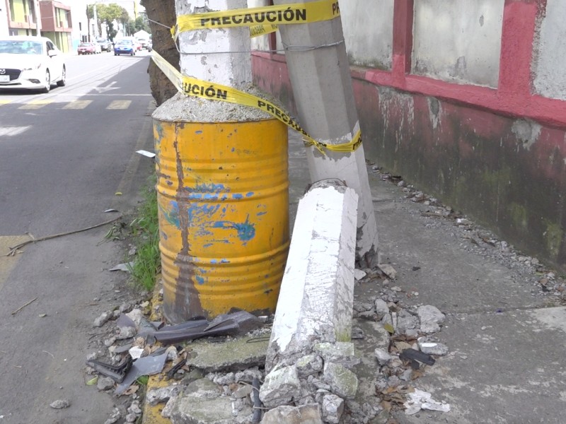 Poste de luz en riesgo de caída en Toluca