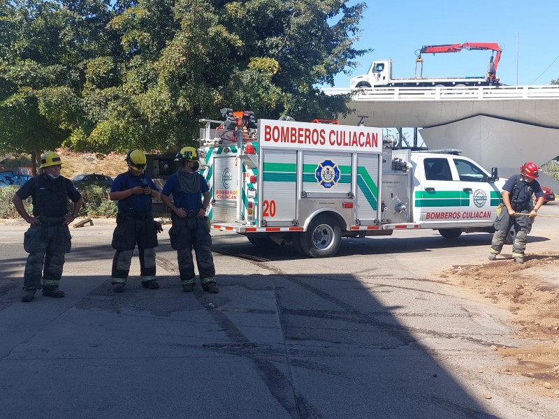 Poste de luz, genera movilización de Bomberos Culiacán