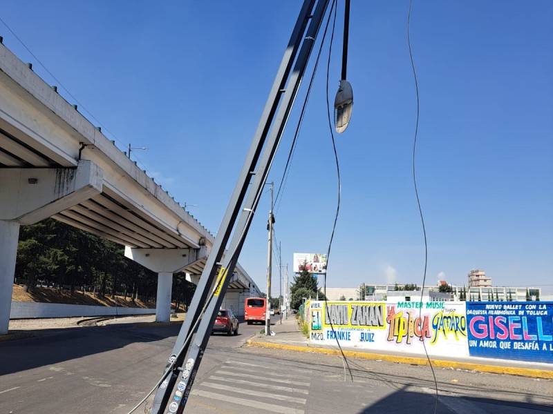 Poste de luz pone en riesgo a transeúntes en Toluca