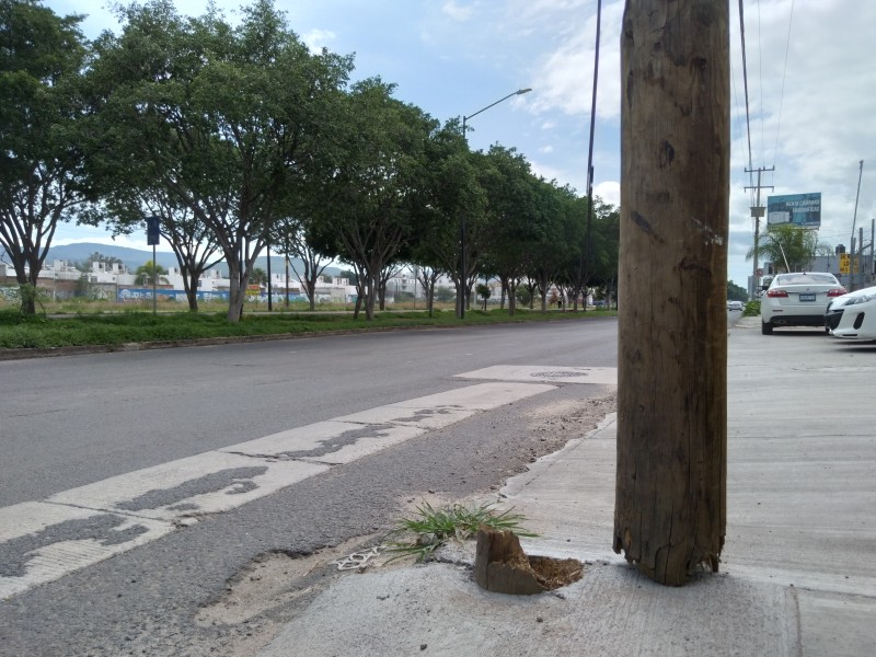 Poste de telefonía dañado, causa peligro sobre boulevard Valtierra