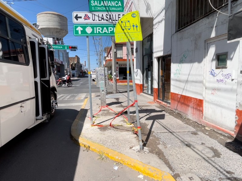 Poste en calle Guerrero a punto de colapsar tras aparente accidente automovilístico