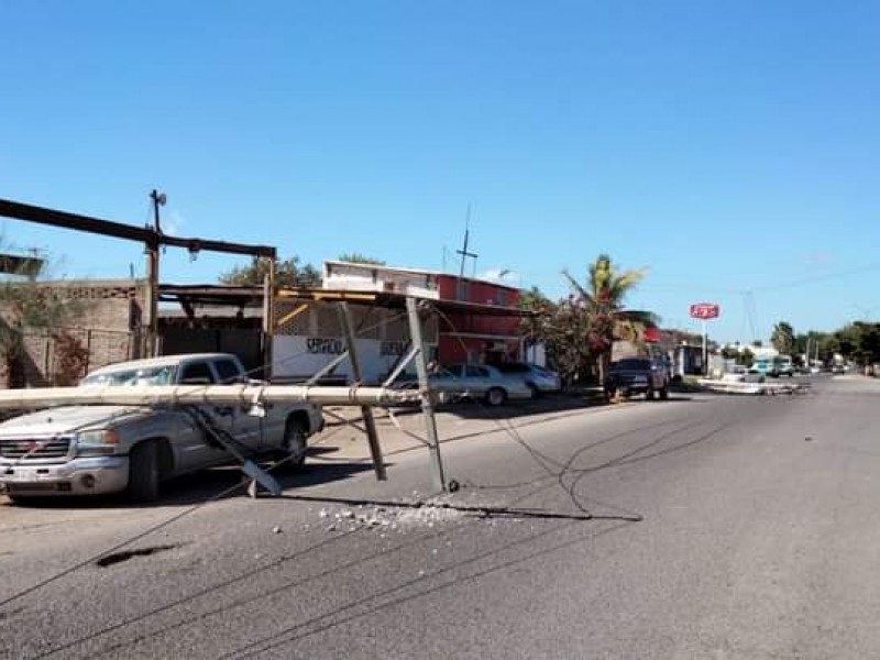 Poste en malas condiciones genera la caída de otros postes