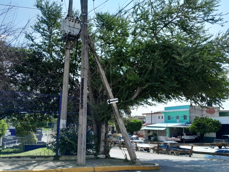 Poste inclinado, un riesgo para estudiantes