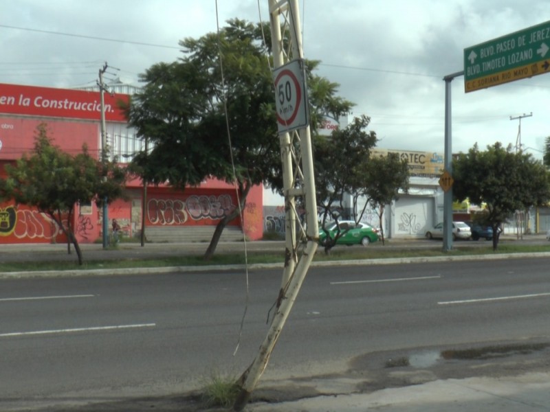 Poste metálico a punto de caer en bulevar Torres Landa