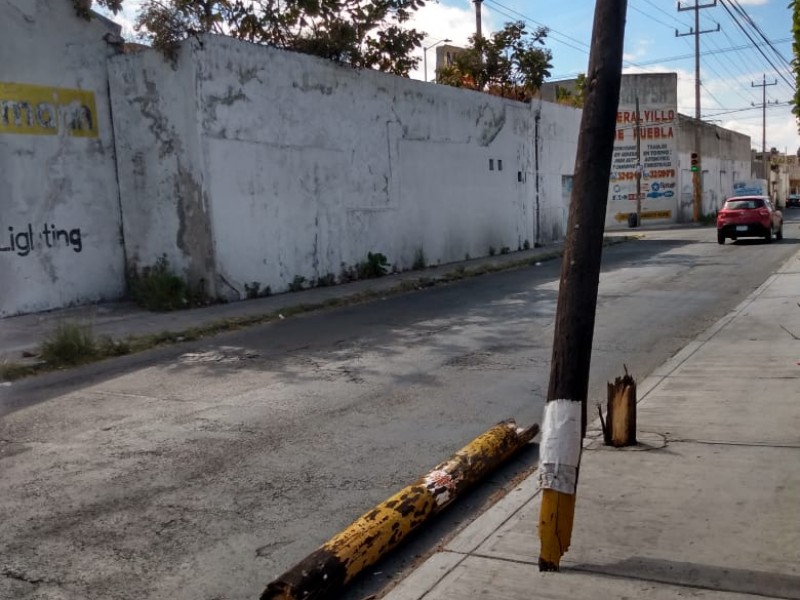 Poste por caer en 10 Norte