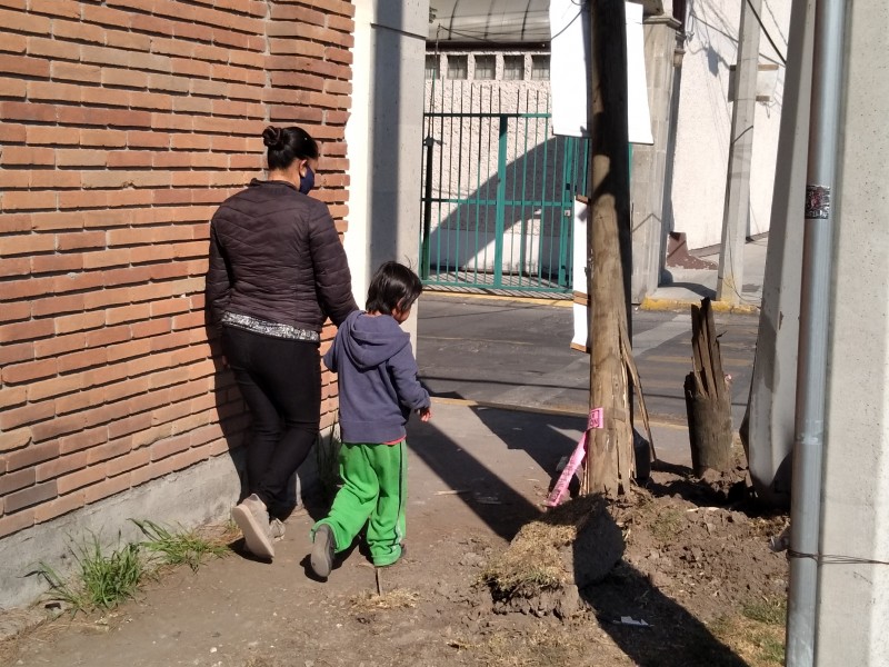 Poste y semáforo a punto de caer en Metepec