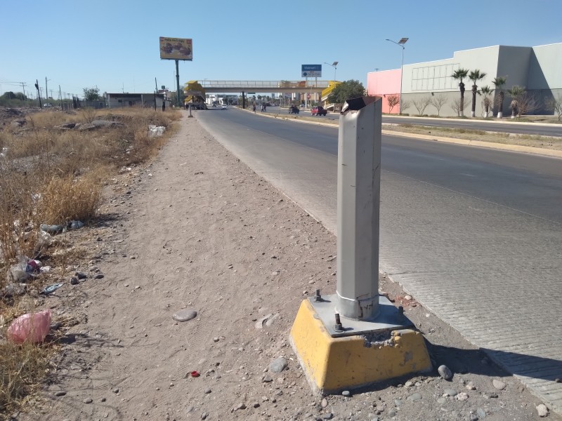 Postes cortados en carretera internacional