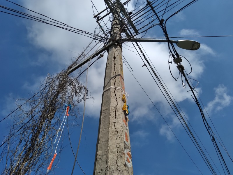 Postes dañados preocupan a ciudadanos por intensas lluvias en Tehuantepec